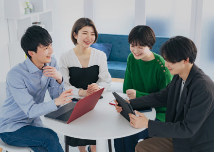 談笑する男女