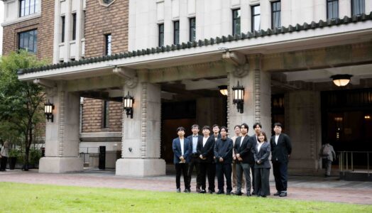 九段会館テラス前でのキャリアをつくる学校参加メンバー