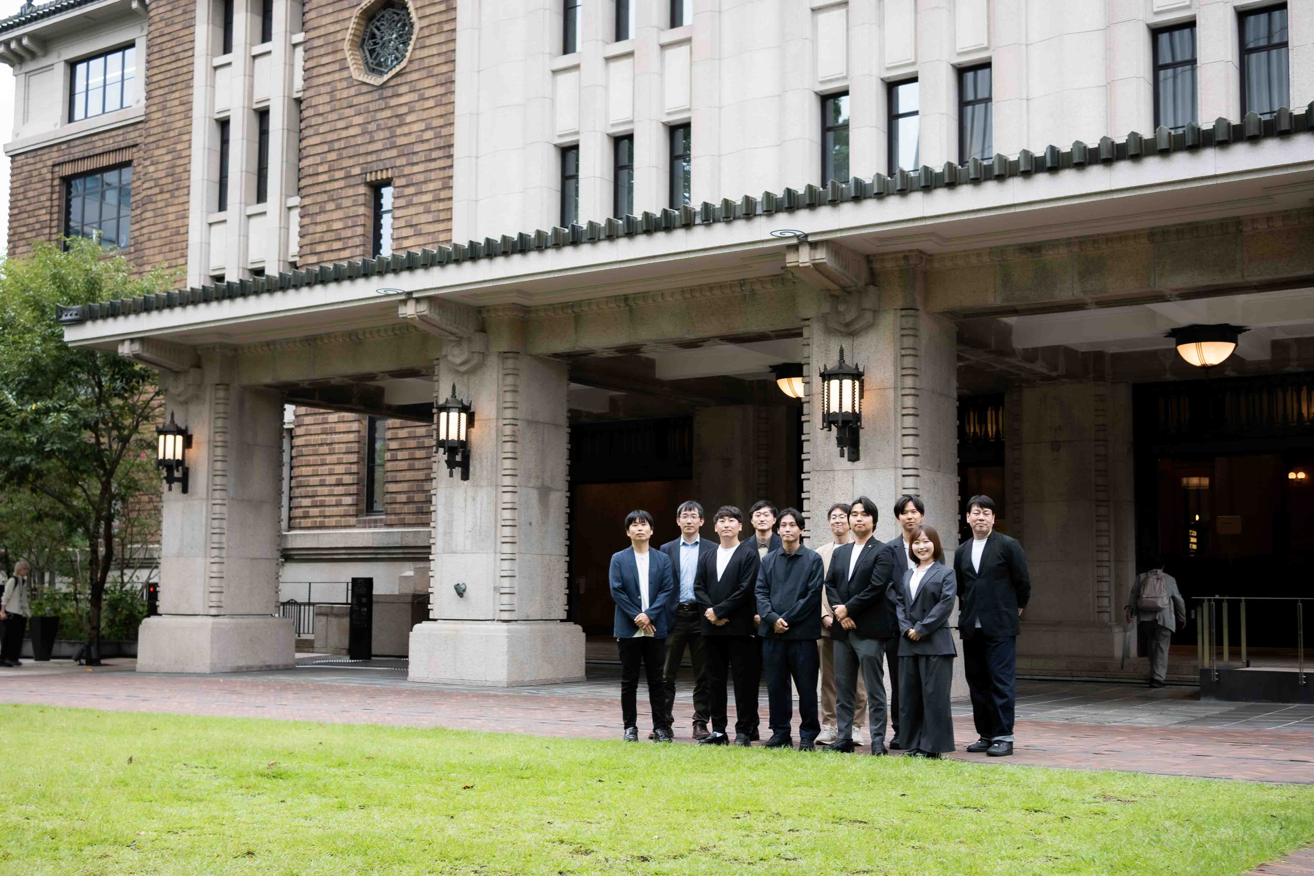 九段会館テラス前でのキャリアをつくる学校参加メンバー